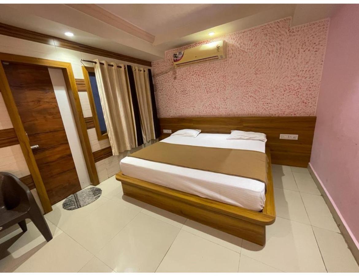 Hotel Sukhnath, Somnāth Buitenkant foto